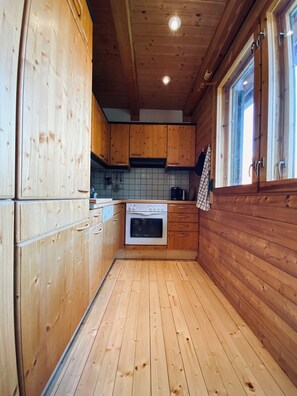 Wasserkocher mit Kaffee-/Teezubehör, Kühlschrank, Ofen, Herdplatte