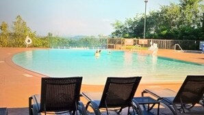 Una piscina all'aperto con lettini e una vista libera sul paesaggio circostante.