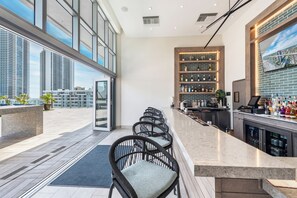 Bar (on property) - 3-bedroom At Hyde Beach House Hollywood With Gym, Beach & Pool Service (Hollywood)