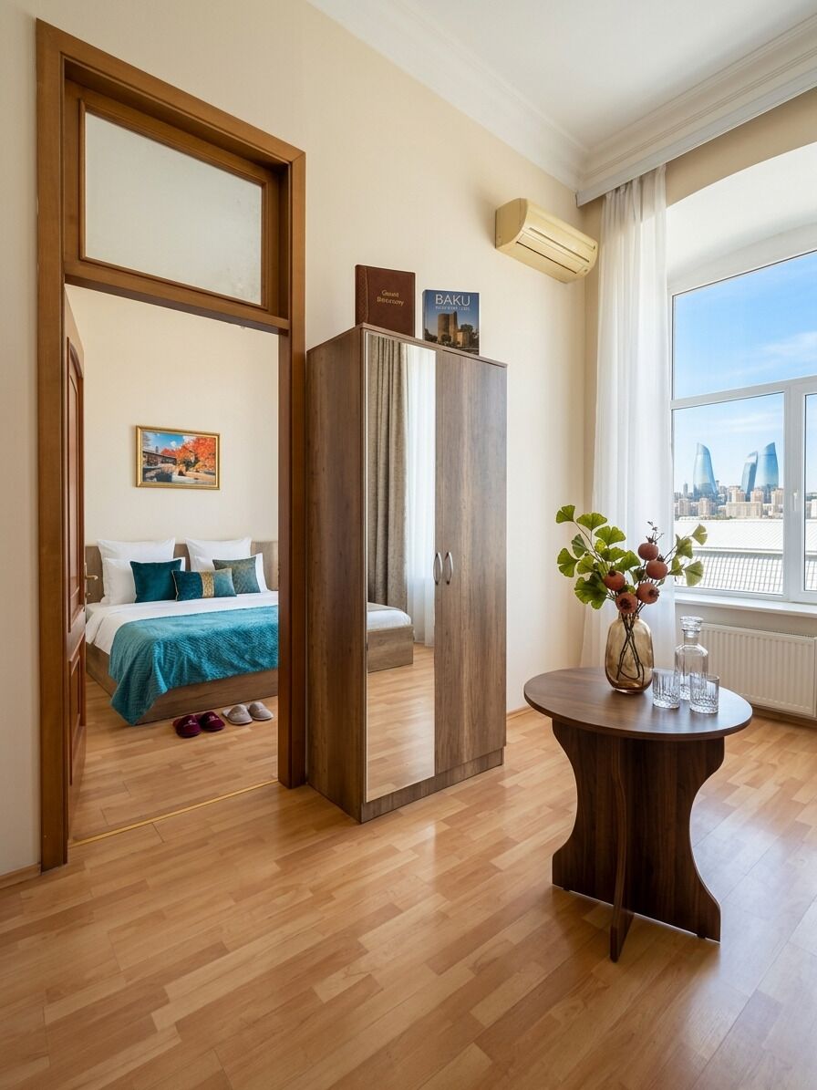 Een hotelkamer met een bed, kledingkast, rond tafel en uitzicht op de stad.