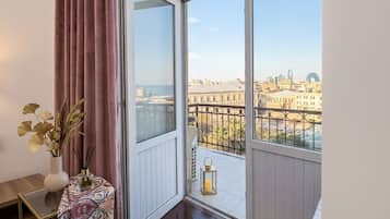 Familie vierpersoonskamer, balkon, uitzicht op stad | Een kluis op de kamer, een bureau, een laptopwerkplek