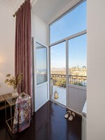 Familie vierpersoonskamer, balkon, uitzicht op stad | Een kluis op de kamer, een bureau, een laptopwerkplek