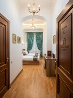 Una habitación de hotel con cama, escritorio y candelabro.