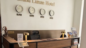 Quầy tiếp tân