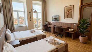 Deluxe kamer, 1 twee- of 2 eenpersoonsbedden, balkon, uitzicht op stad | Een kluis op de kamer, een bureau, een laptopwerkplek