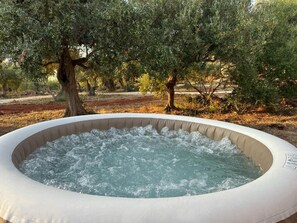 Tente Deluxe, vue sur le jardin | Baignoire à remous extérieure
