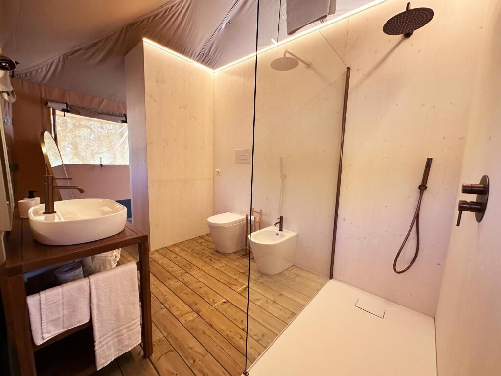 Dusche, kostenlose Toilettenartikel, Haartrockner, Handtücher