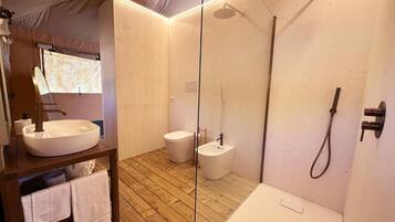 Dusche, kostenlose Toilettenartikel, Haartrockner, Handtücher