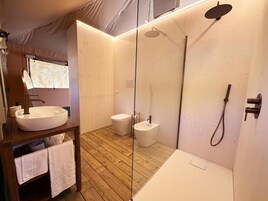 Sturta, snyrtivörur án endurgjalds, hárblásari, handklæði