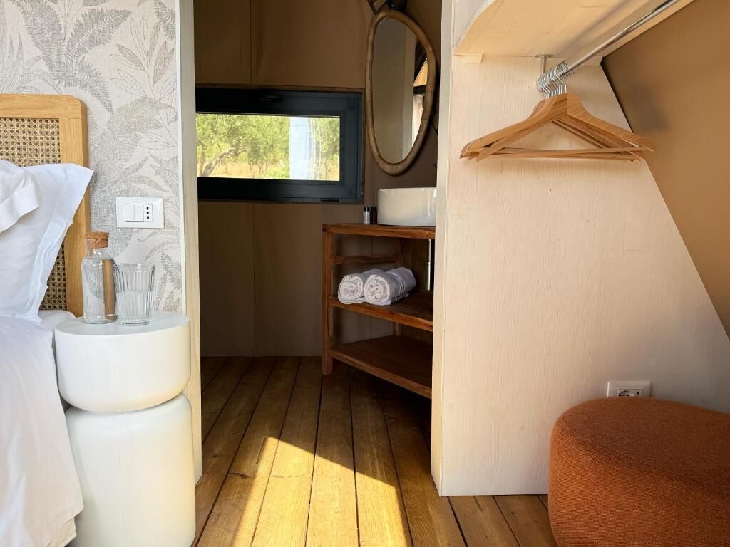 Tenda Deluxe, vista giardino | Una cassaforte in camera, tende oscuranti, ferro/asse da stiro