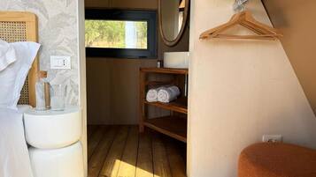 Tenda Deluxe, vista giardino | Una cassaforte in camera, tende oscuranti, ferro/asse da stiro