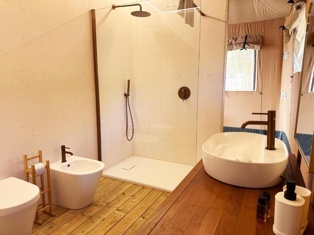 Ducha, artículos de higiene personal gratuitos y secador de pelo