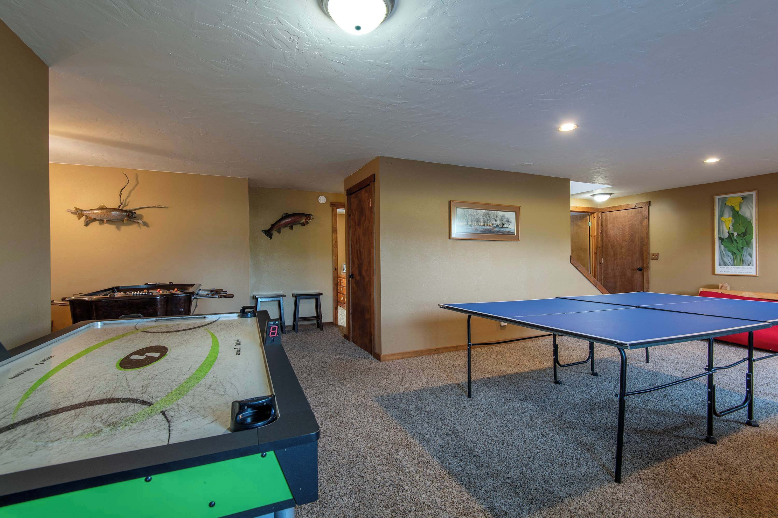 Une salle de loisirs équipée d’un baby-foot, d’une table de ping-pong et d’une table de billard.