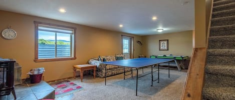 Smart-TV, Kamin, Tischfußball, Tischtennisplatte
