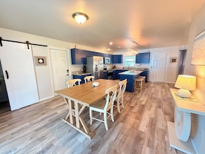 Dining - Coastal 3BR/2BA Home! Enjoy the beach and sun! Clean, cozy and comfy! (Vero Beach)