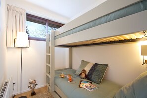 A bunk bed room with a window, a lamp, and a stuffed toy. - Super Venosc | T3 à 100m des pistes, 50m télésiège (MONT-DE-LANS)