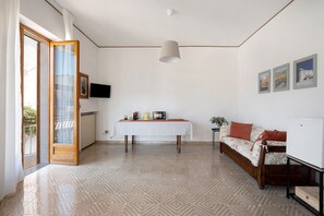Interior - Apartment 'Alle Colonne Bianche Rooms' with Balcony, Wi-Fi and Air Conditioning (Conversano)