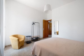 WiFi, bed sheets - Apartment 'Alle Colonne Bianche Rooms' with Balcony, Wi-Fi and Air Conditioning (Conversano)