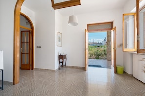 Interior - Apartment 'Alle Colonne Bianche Rooms' with Balcony, Wi-Fi and Air Conditioning (Conversano)