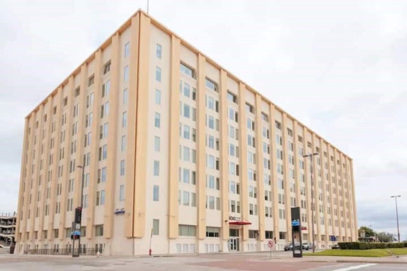 Un edificio de varios pisos con fachada uniforme, probablemente un hotel o conjunto de apartamentos.