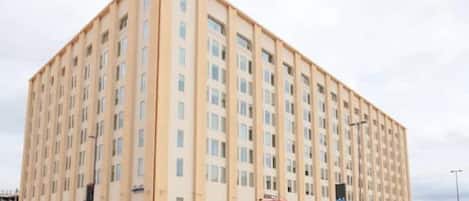 Un edificio de varios pisos con fachada uniforme, probablemente un hotel o conjunto de apartamentos.
