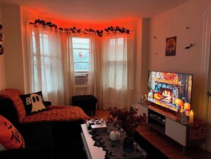 Living area - The Salem Spookhouse 3BR with Free Parking! Sleeps 8! (Salem)