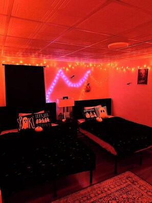 Room - The Salem Spookhouse 3BR with Free Parking! Sleeps 8! (Salem)