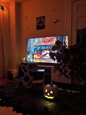 Interior - The Salem Spookhouse 3BR with Free Parking! Sleeps 8! (Salem)
