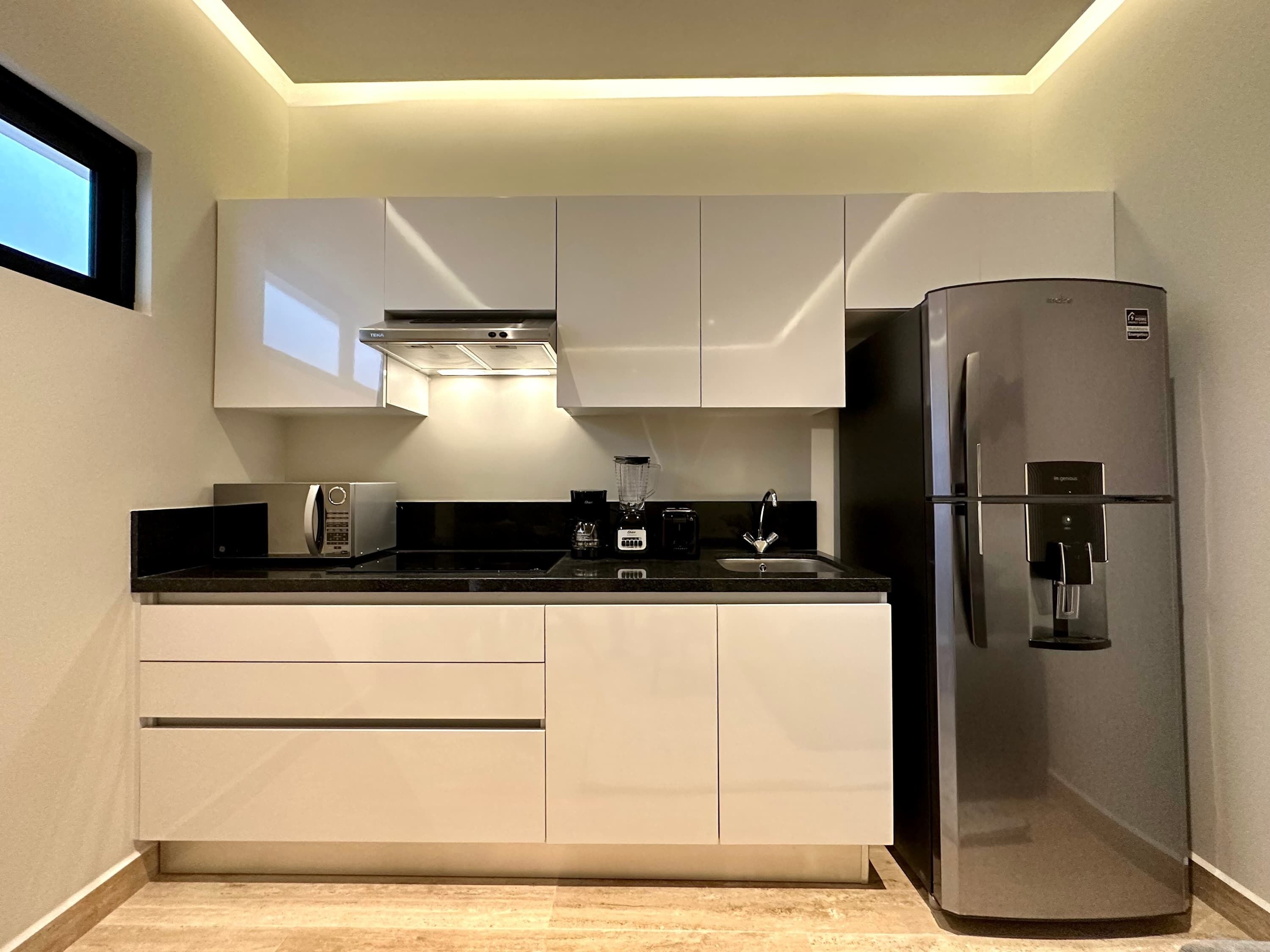 Cafeteira/chaleira, geladeira, micro-ondas, cooktop