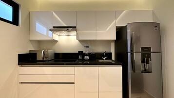 Cafeteira/chaleira, geladeira, micro-ondas, cooktop