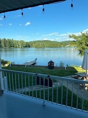 A lakeside patio with a view of the lake, a grill, and outdoor furniture. - A little paradise for all seasons on the shores of Lake St-Alexis (Saint-Alexis-des-Monts)