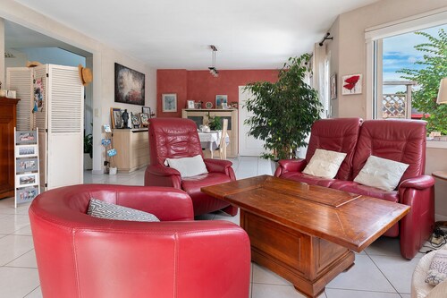 Guest Room in Séné – 2 km from the Beach, Peaceful Setting