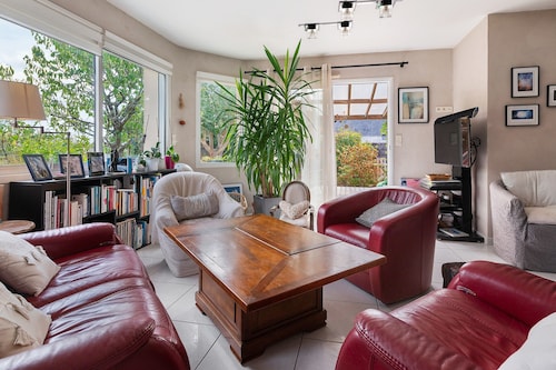 Guest Room in Séné – 2 km from the Beach, Peaceful Setting