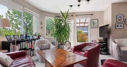 Guest Room in Séné – 2 km from the Beach, Peaceful Setting
