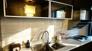 Superior Studio Suite, Courtyard View | Private kitchenette