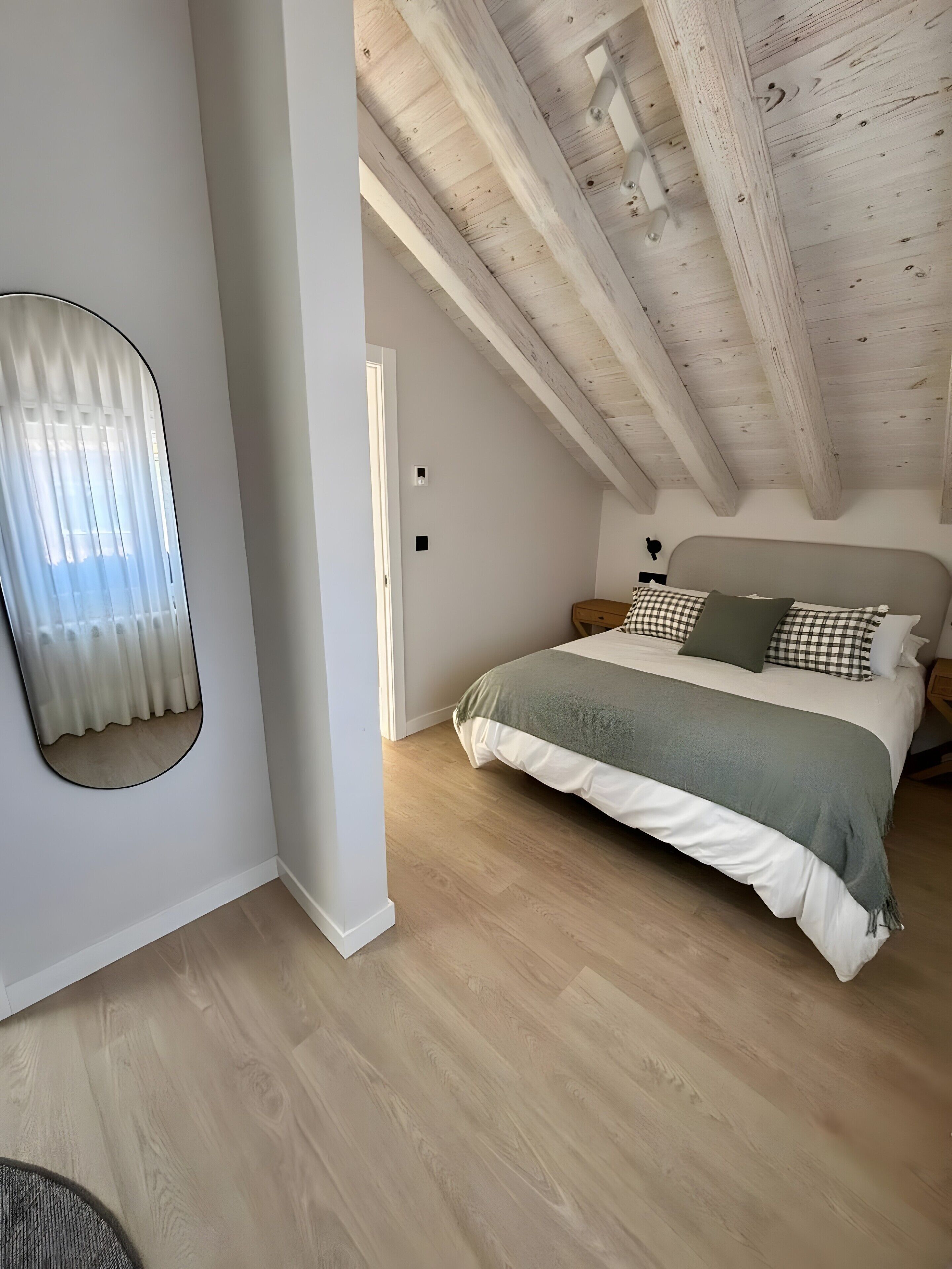 Tabla de planchar con plancha, wifi, ropa de cama