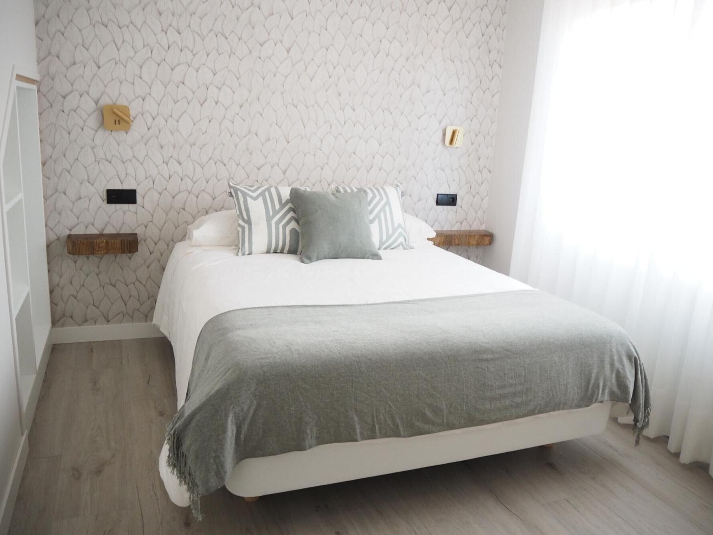 Tabla de planchar con plancha, wifi, ropa de cama