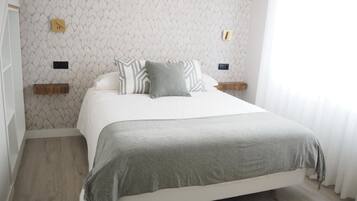 Tabla de planchar con plancha, wifi, ropa de cama