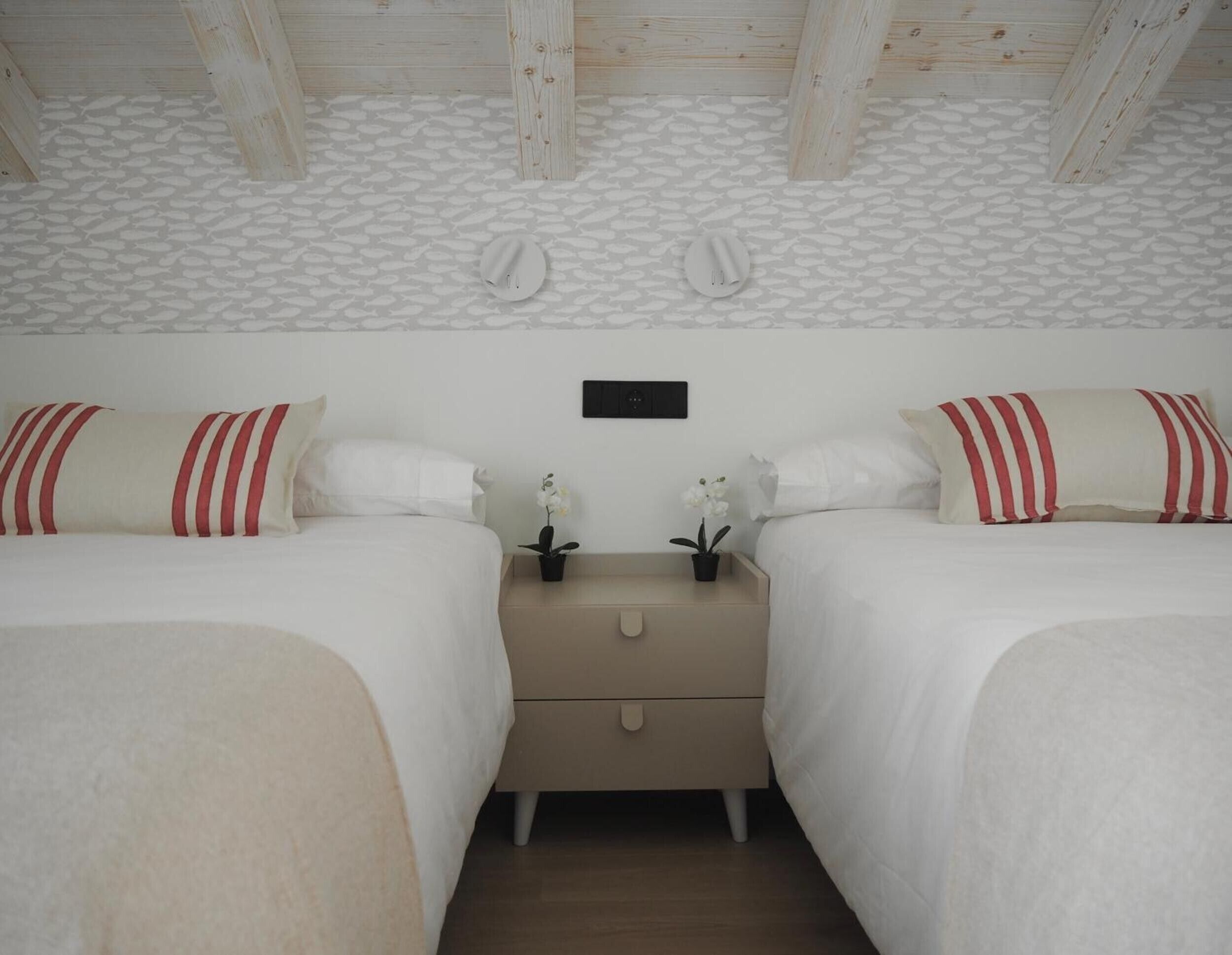 Tabla de planchar con plancha, wifi, ropa de cama