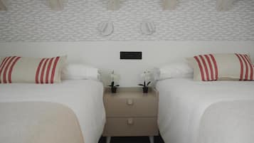 Tabla de planchar con plancha, wifi, ropa de cama