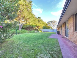 Property grounds - Cozy and Elevated 4BR Home near Albany CBD & Beach (Spencer Park)