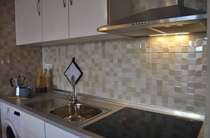 Wasserkocher mit Kaffee-/Teezubehör, Kühlschrank, Mikrowelle, Ofen