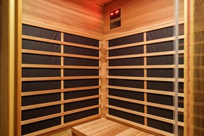 Una sauna con pareti e panche in legno.