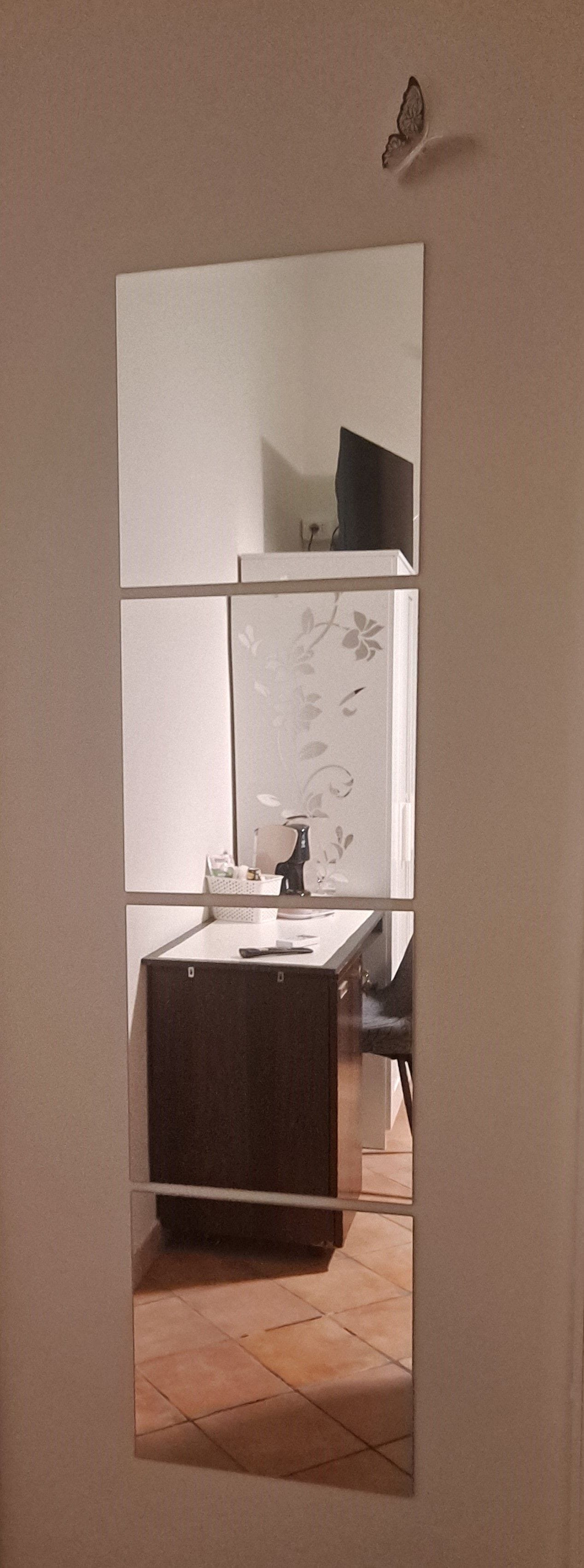 Een badkamer met een spiegel, een wastafel en een toilet.