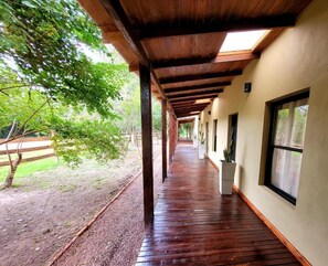 Un pasaje de madera cubierto que conduce a un edificio con ventanas.