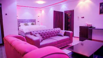ห้องลักซ์ชัวรี่ | โต๊ะทำงาน, พื้นที่ทำงานแบบใช้แล็ปท็อป, Wi-Fi ฟรี
