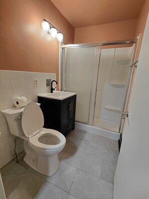 Shower, hair dryer, towels, shampoo - Arrowhead Motel Sundance WY - 2 Bedroom Residence (Sundance)