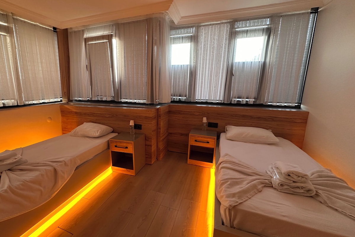 Chambre Quadruple Familiale, vue ville | Coffres-forts dans les chambres, bureau, Wi-Fi gratuit