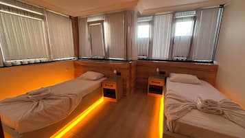 Chambre Quadruple Familiale, vue ville | Coffres-forts dans les chambres, bureau, Wi-Fi gratuit