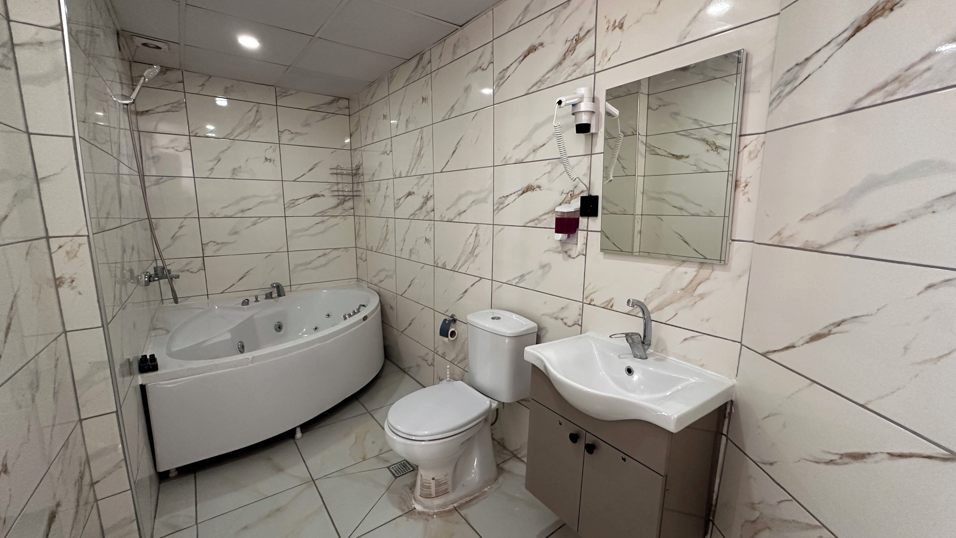 Deluxe-Suite, Stadtblick | Badezimmer | Dusche, Haartrockner, Handtücher, Seife